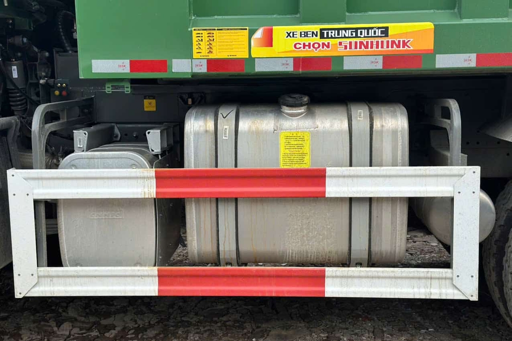 Thùng dầu dung tích 400 lít có cản bảo vệ phía bên ngoài