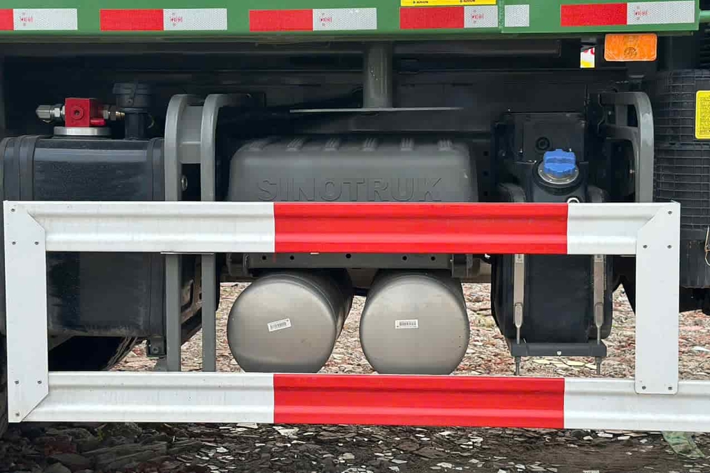 Ở thân xe phía bên phụ Ben Howo 3 chân được trang bị bình ắc quy có chống trộm và cũng có cản bảo vệ phía bên ngoài