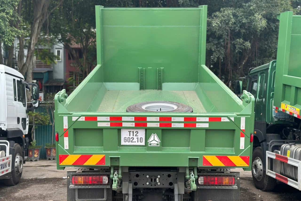 Thùng xe đáy dày 12 thành dày 10 mm ( 01 lốp dự phòng được lắp tạm thời bên trong lòng thùng )
