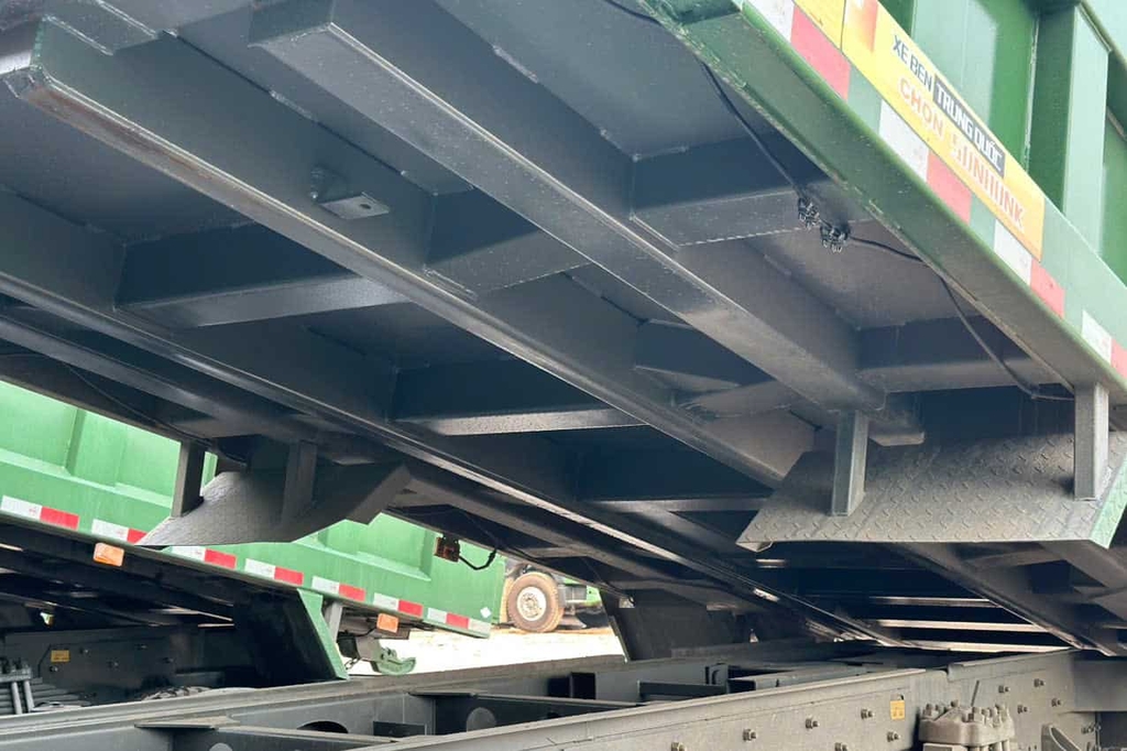 Kết cấu dầm thùng cứng cáp với 4 dầm dọc từ đầu thùng đến cuối thùng và nhiều khung dầm ngang đan xen