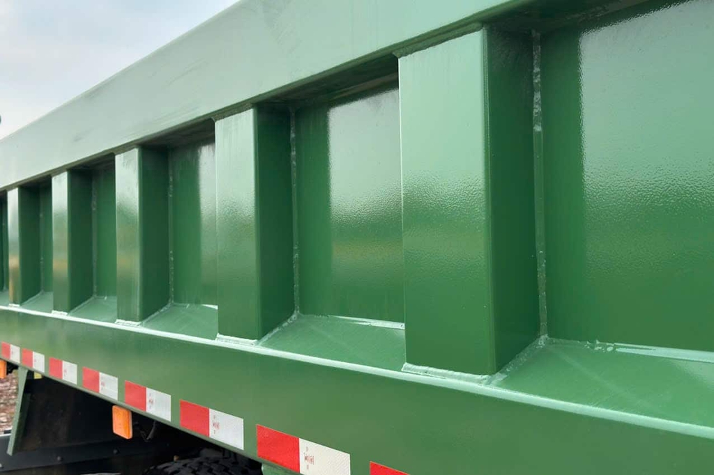 Thùng với các nan thẳng đứng vuông góc và các mối hàn chắc chắn chịu lực tuyệt đối khi chở hàng