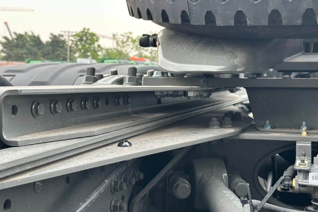 Sắt-xi được dập một lần duy nhất để tạo ra hình dáng chữ U hoàn chỉnh, có những điểm được gia cố đến 3 lớp