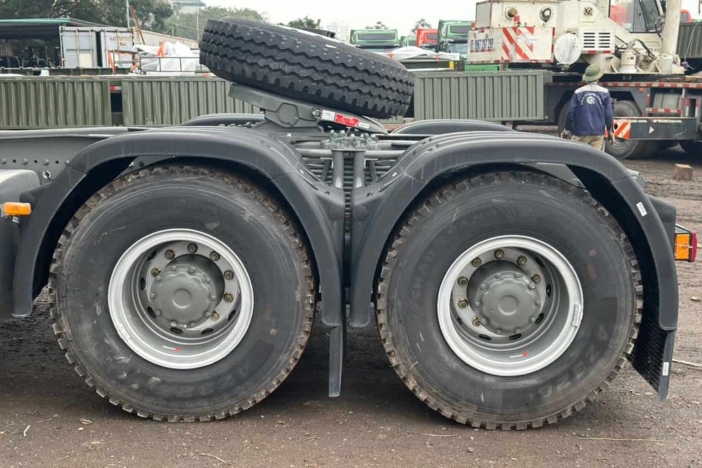 Lốp 12.00R20 với họa tiết rãnh gai sâu, giảm thiểu mài mòn tăng cường khả năng thoát nước và bùn, đảm bảo an toàn khi vận hành kể cả địa hình khó khăn