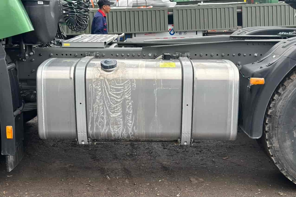 Đầu kéo Sitrak 440 cầu dầu được trang bị bình dầu dung tích 600 lít, tích hợp các tính năng như hệ thống bơm dầu điện tử và bộ lọc dầu tách nước loại bỏ bụi bẩn và nước khỏi nhiên liệu giúp tăng cường hiệu suất động cơ, kéo dài tuổi thọ xe.