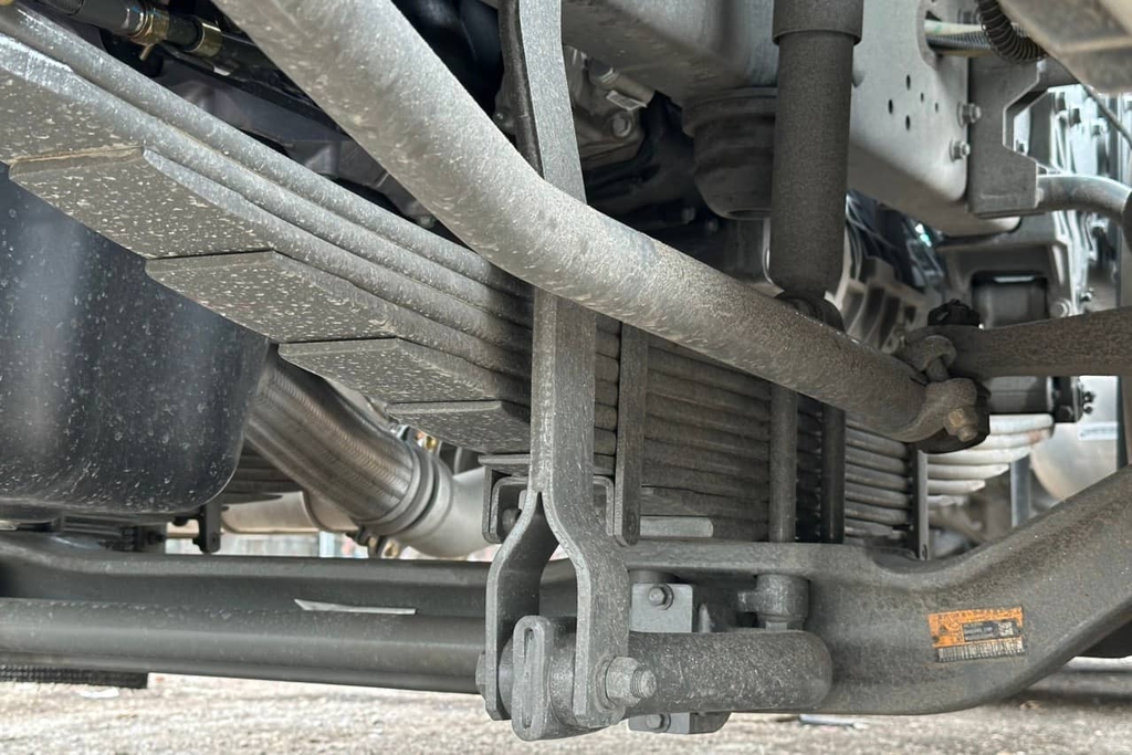 Hệ thống treo trước 9 lá nhíp tích hợp giảm chấn, giúp hấp thụ được va đập và giảm thiểu sự rung lắc của xe trên đường
