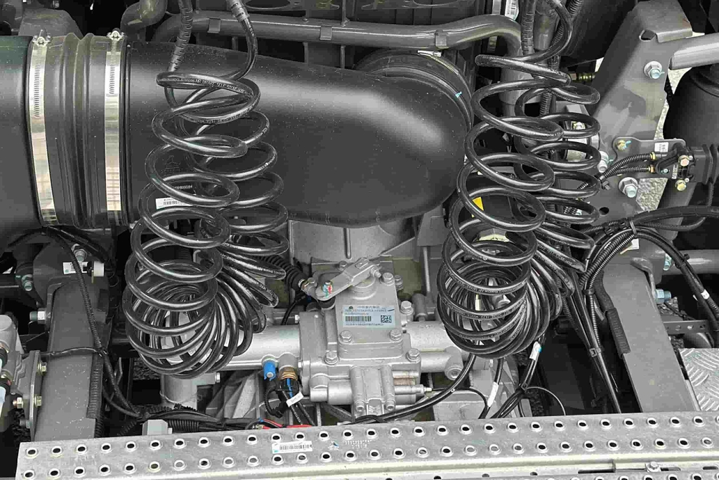 Xe SITRAK 440 T7H được trang bị hộp số với 2 cấu hình đó là HW25712XSTCL (hộp số nhanh) và HW25712XSTL (hộp số thường)